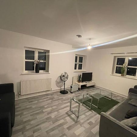 לונדון Lovely Spacious Entire 1 Bedroom Apartment - New Management מראה חיצוני תמונה