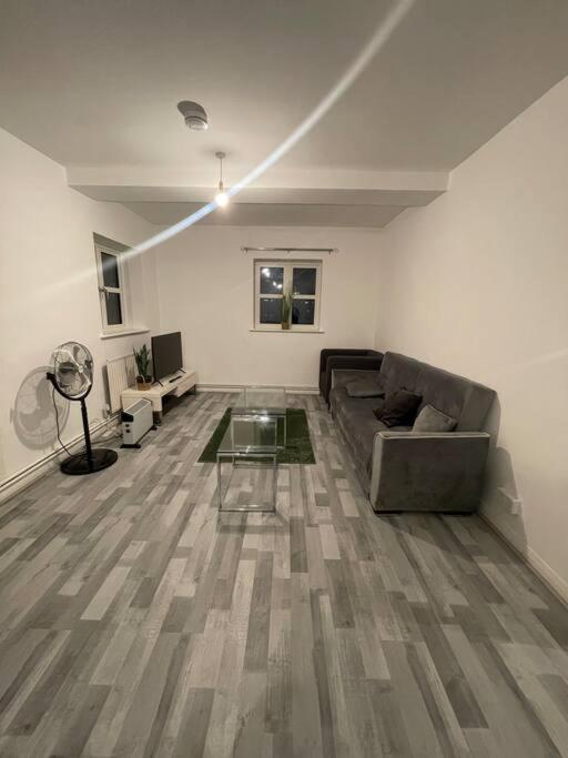 לונדון Lovely Spacious Entire 1 Bedroom Apartment - New Management מראה חיצוני תמונה