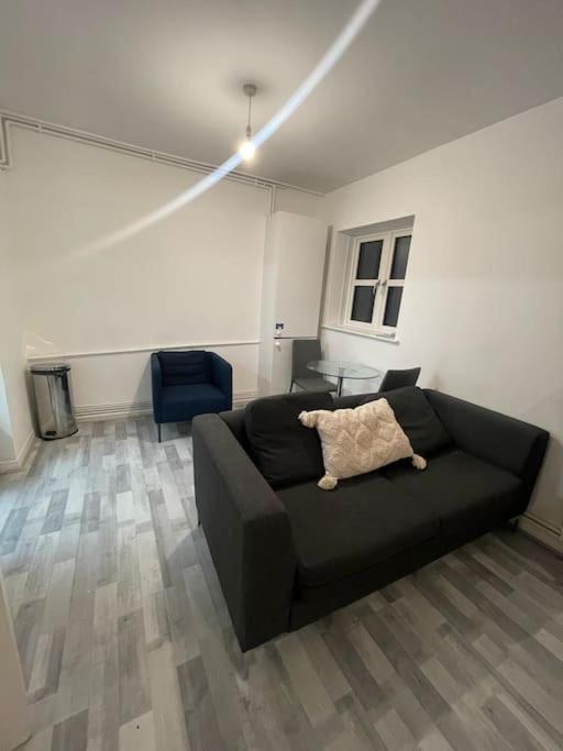 לונדון Lovely Spacious Entire 1 Bedroom Apartment - New Management מראה חיצוני תמונה